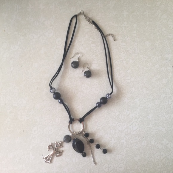 Silver-tone Leather and Beads Pendant Necklace and Earrings Set - Picture 12 of 15